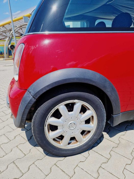 Mini Cooper 1.6 benzina, stare bună, roșu cu negru