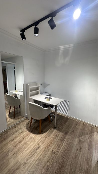 Маникюрный стол и все что не обходимо для маникюра