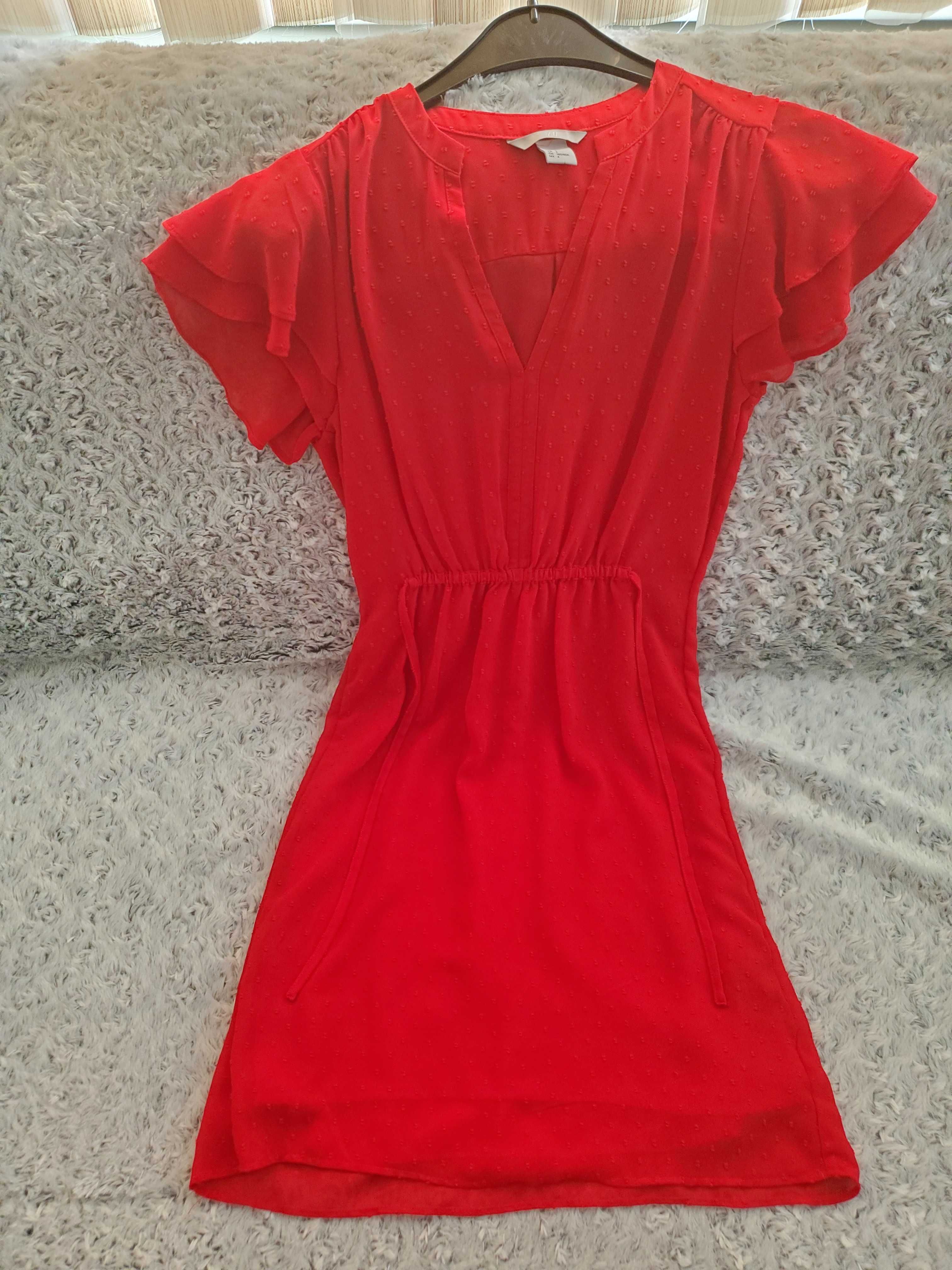Продавам лятна рокля на Х&M в червено с връзки - на цветя - размер S