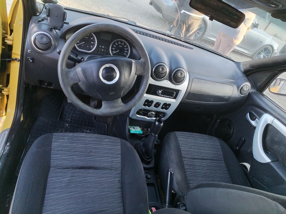 Vând Dacia Logan