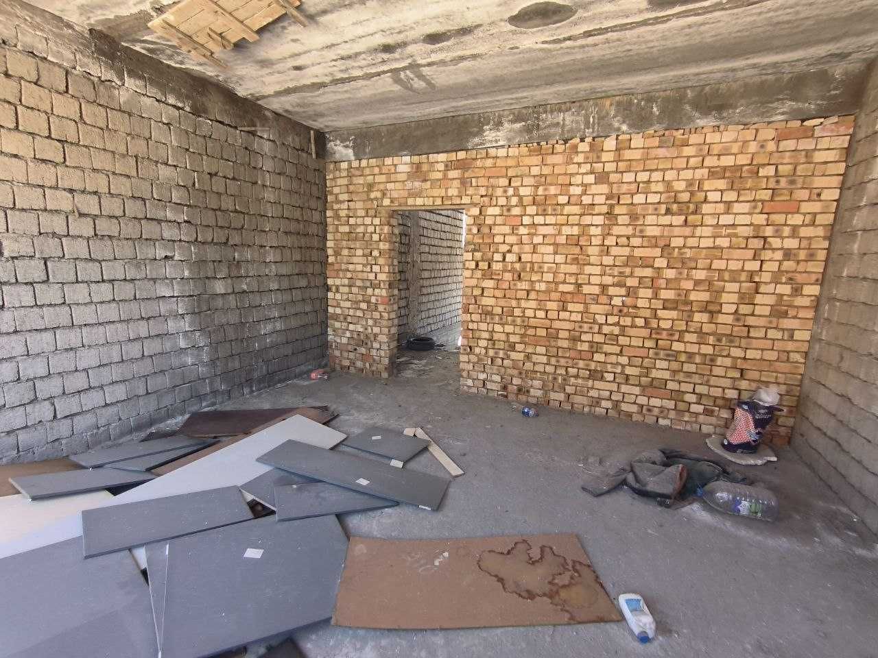 Sotiladi 2 qavat korobka hovli 2.6 sotix Xonobod. Mo'ljal 352 maktab.