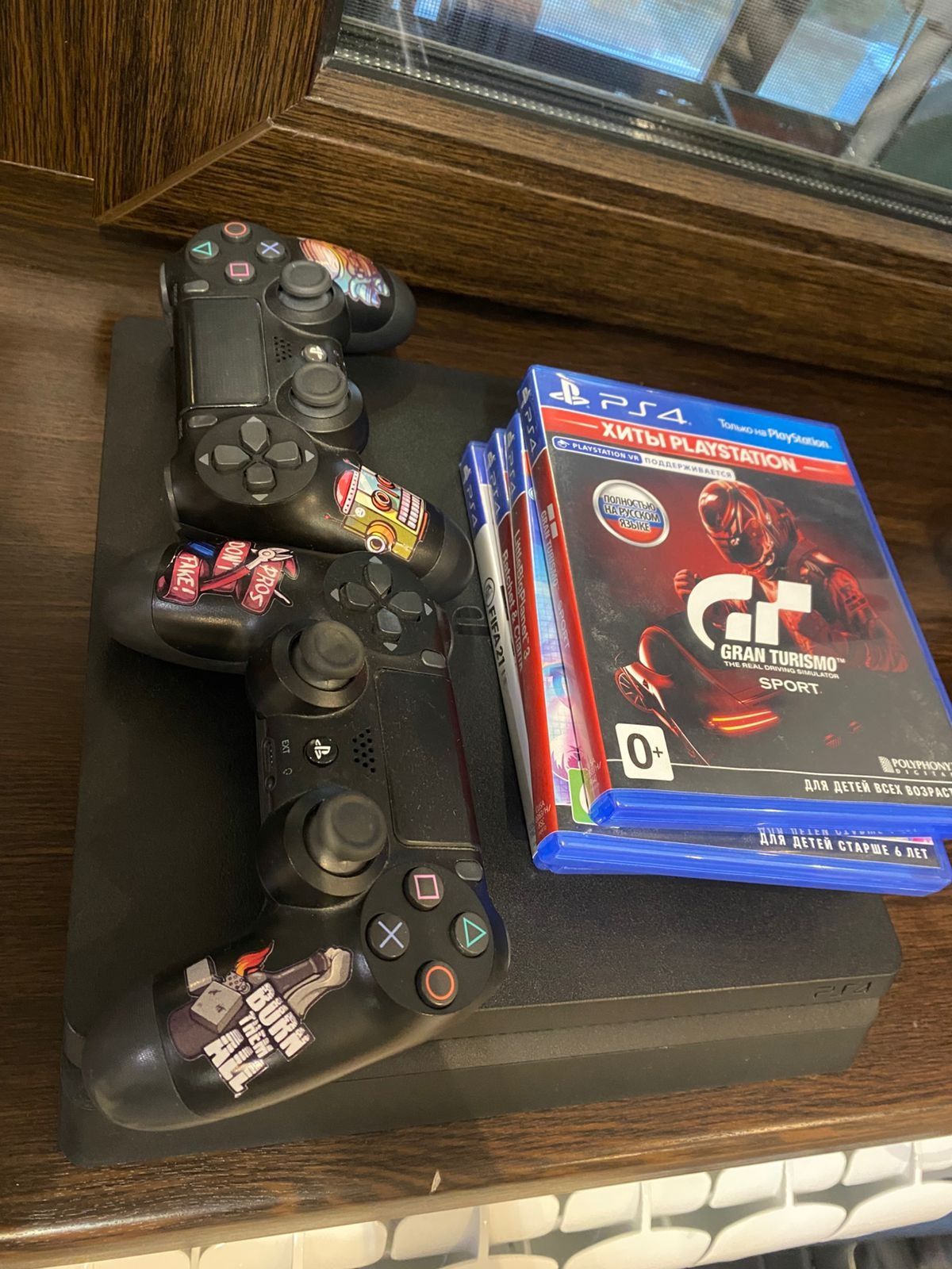 Набор ps4 с играми и двумя джойстиками.