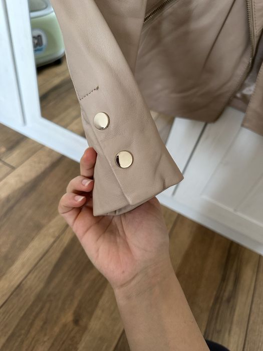 Стилно бежаво кожено яке Mango