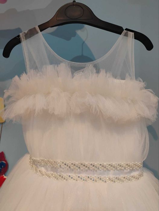 Уникална рокля с обръч за официални поводи