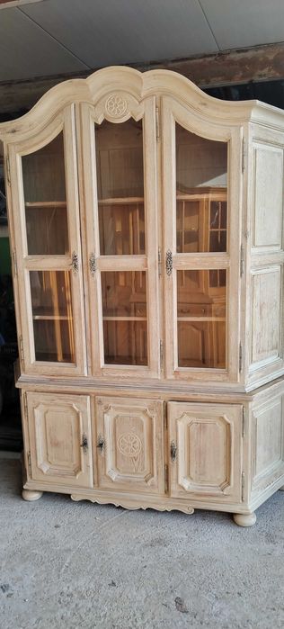 Шкаф витрина естествено дърво