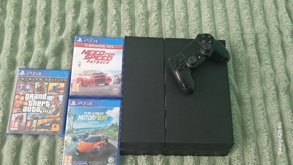 Продавам ps4 с един джоестик и игри