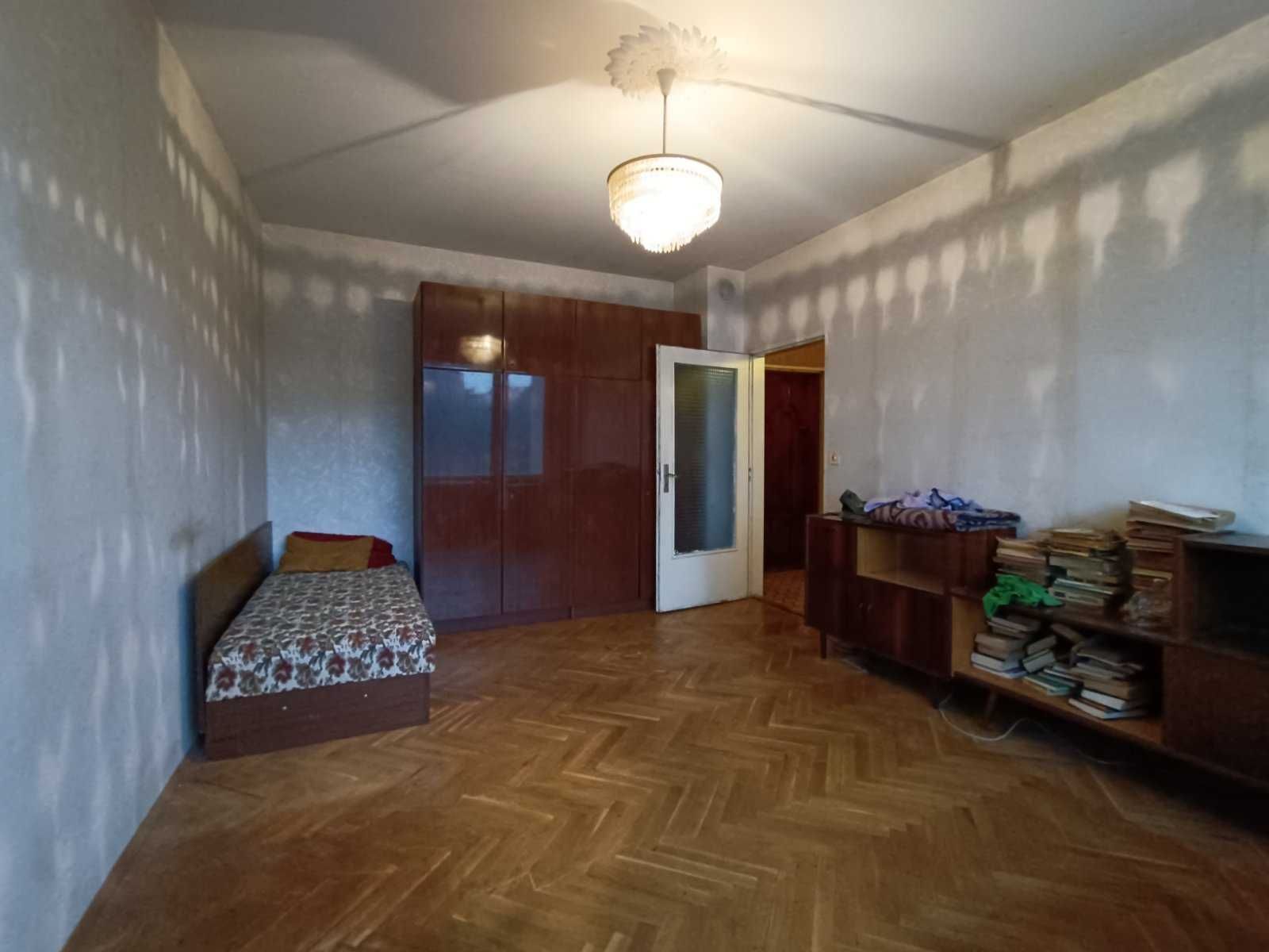 Подаряват се мебели- гардероб, библиотека, две легла