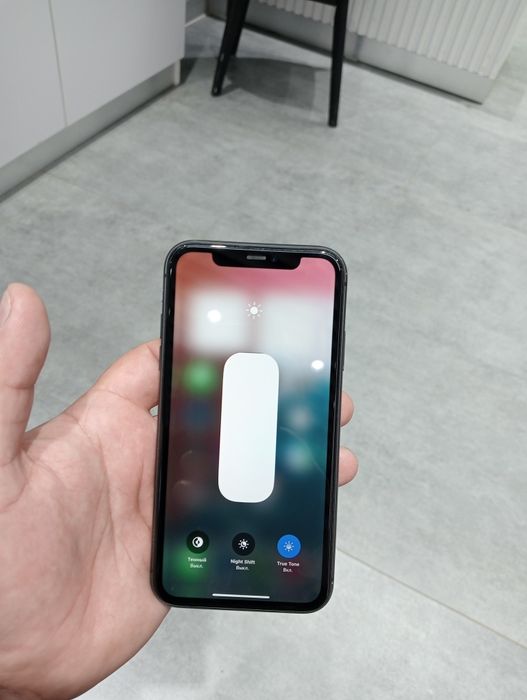 Продам телефон iPhone 11 память 64гб