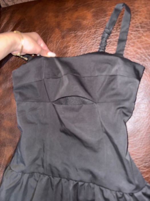 Черна рокля, подходяща за повод!