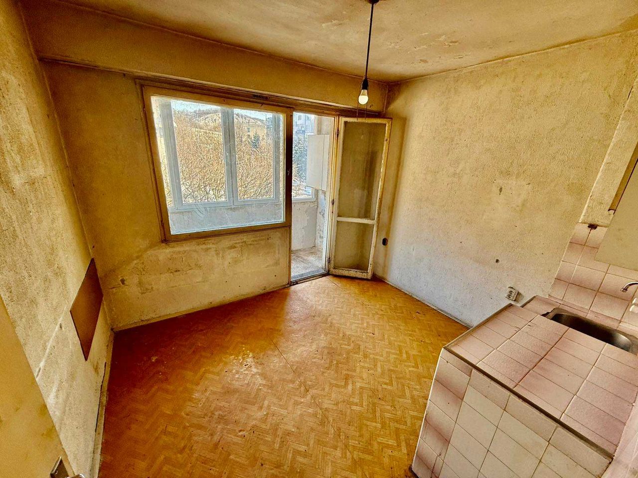 Продава се Двустаен апартамент в Велико Търново, Център - 42 кв.м за 1024 €/кв.м - Снимка #2
