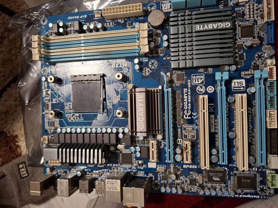 Placa de baza Gigqbyte 990XA-UD3