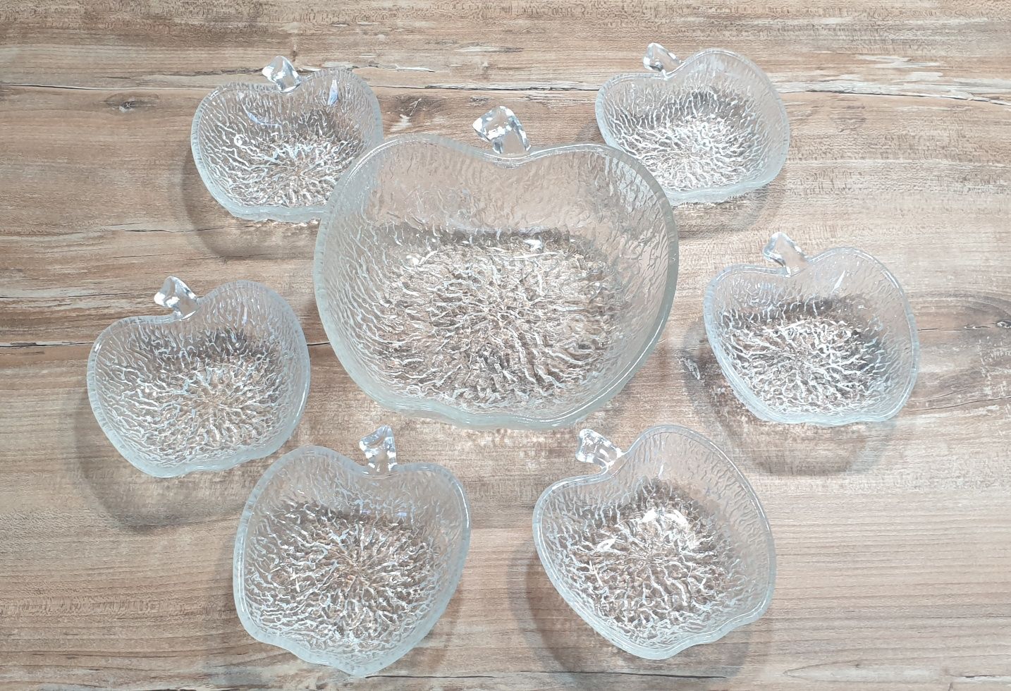 Сервиз от купички ябълка и ваза