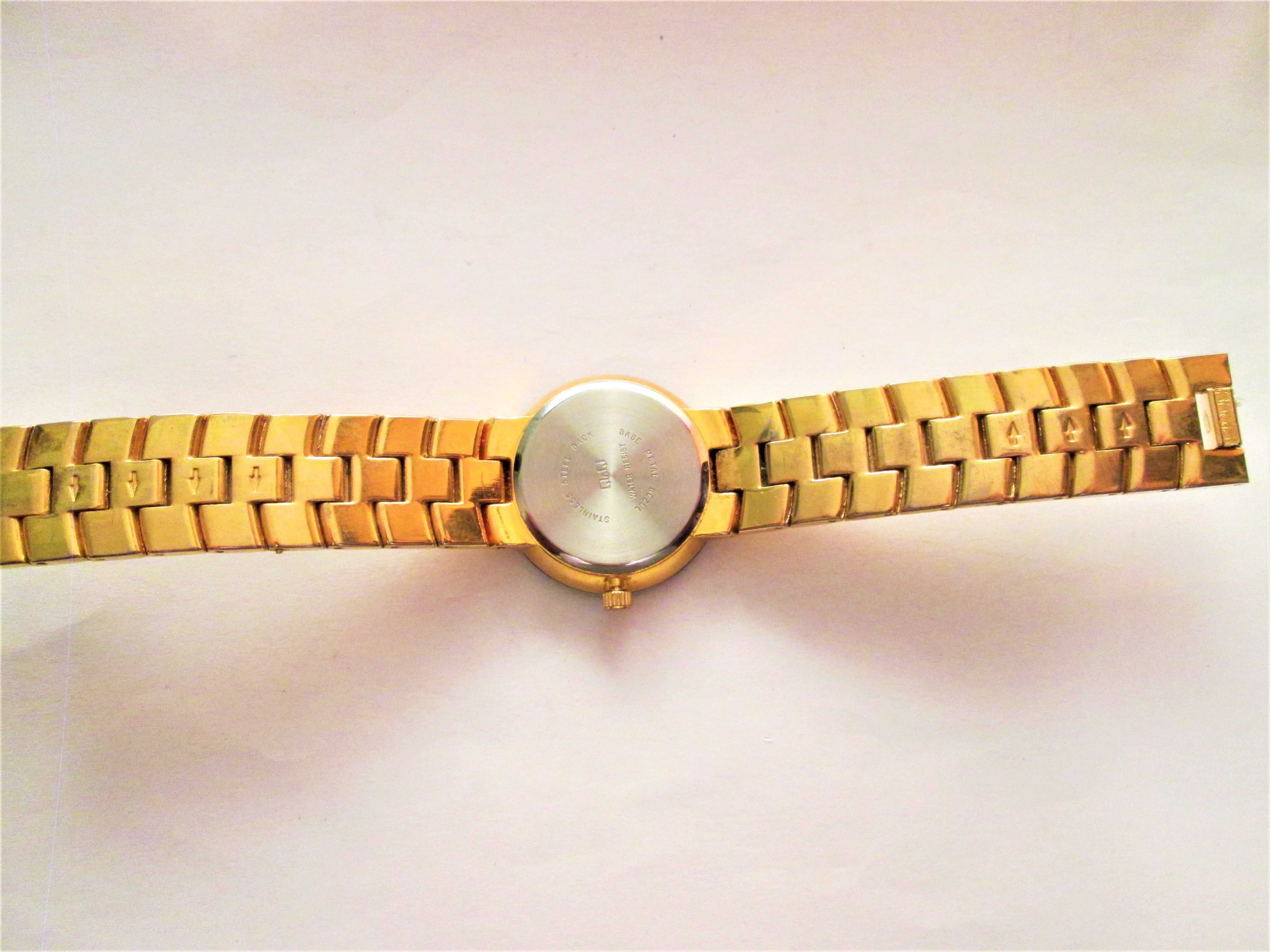 ceas Q&Q de dama placat cu aur , diametrul 32 mm