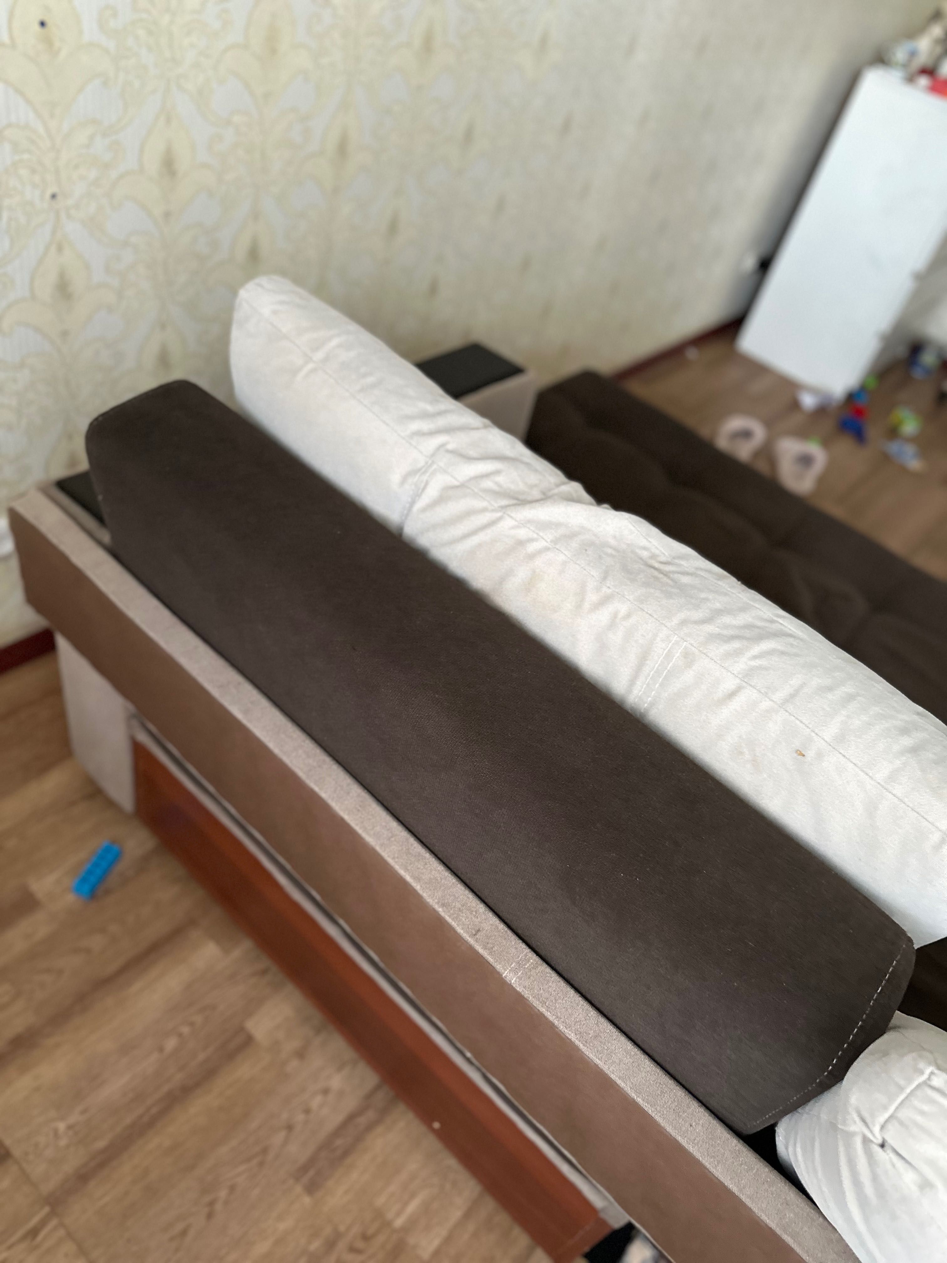 Большой диван с дополнительными зонами для хранения