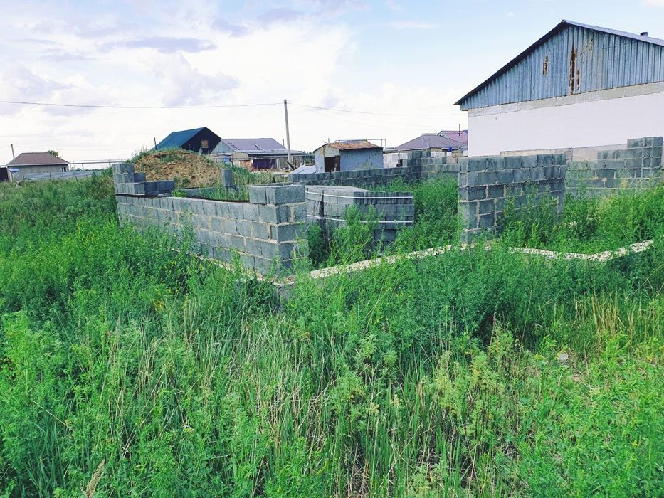 Участок Земел, дом фундамент, предназначенный для жилищного строительс