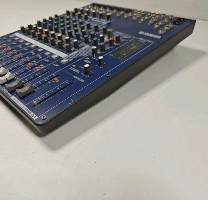 Vând Amplificatoare de putere și mixer yamaha MG124CX