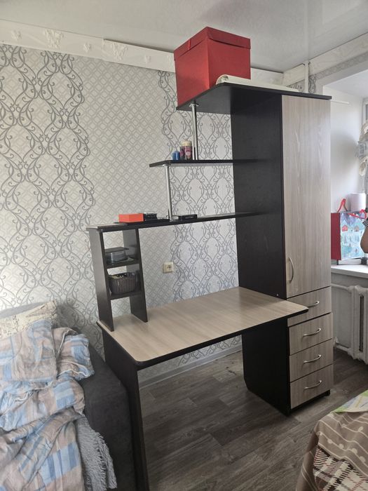 Стол школьный с полками