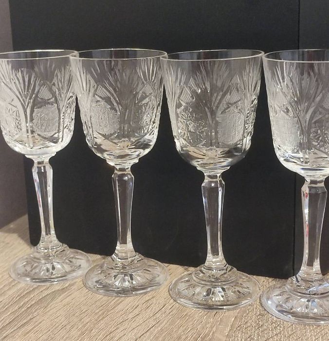 Кристални чаши със столче