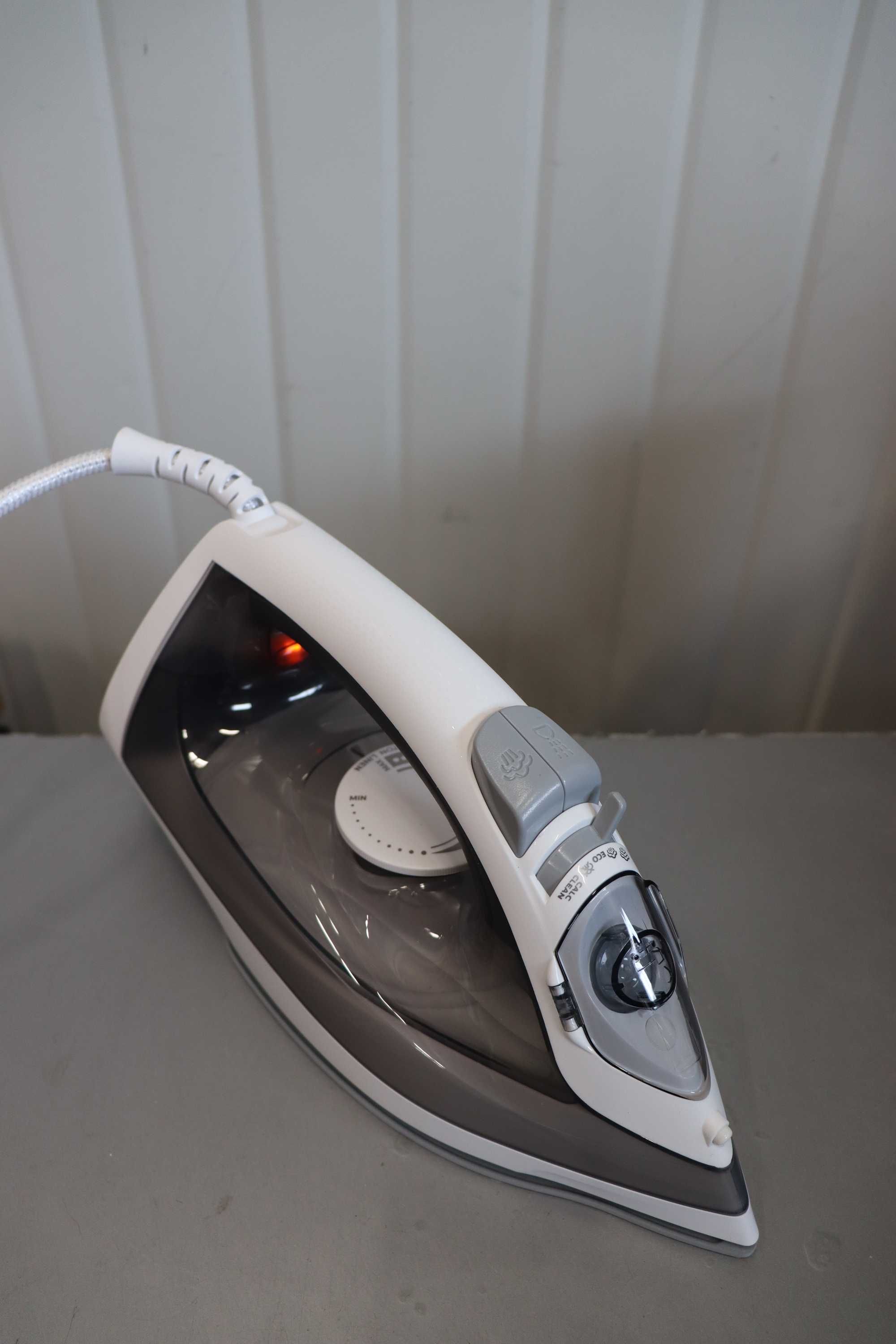 Ютия Philips Easyspeed, Керамична гладеща повърхност,2000W, вода 220мл