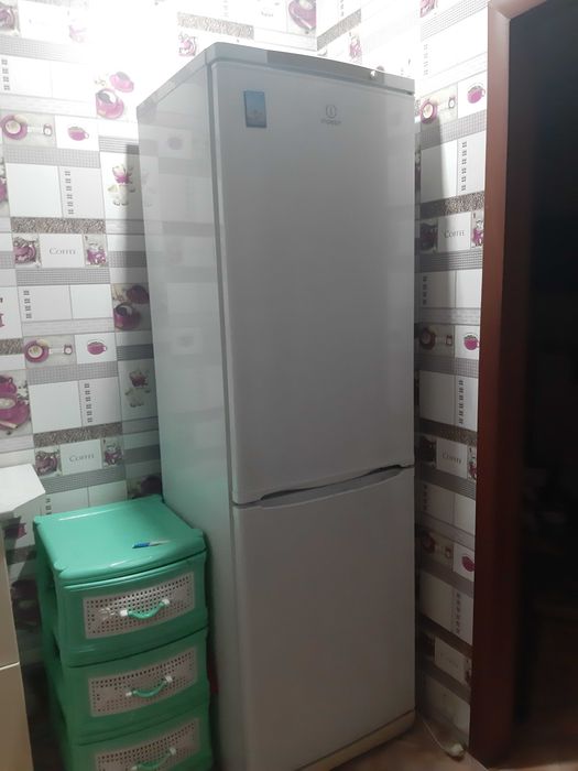 Холодильник  Indesit