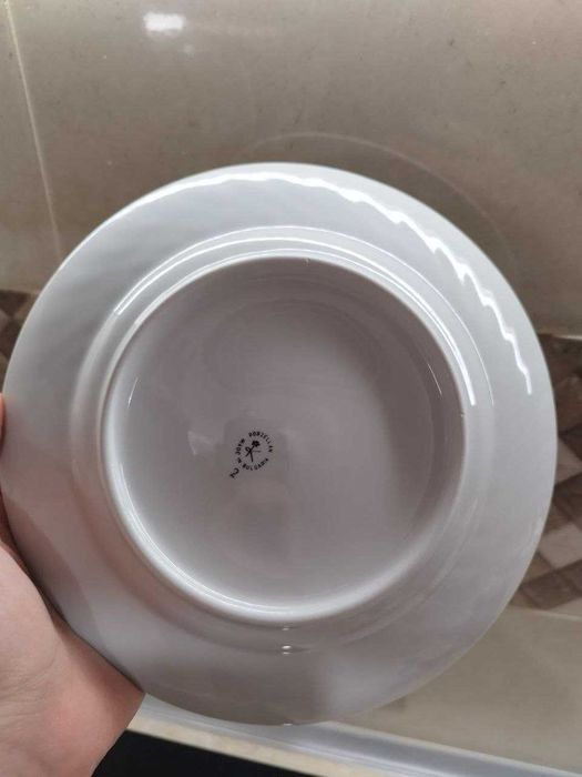 Три бели порцеланови сервиза за хранене