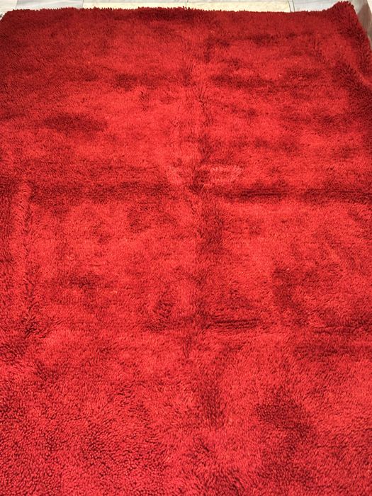 Оригинален вълнен ръчно тъкан килим или покривка в ракошен червен цвят