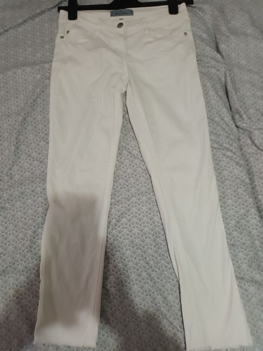 Vând pantaloni albi
