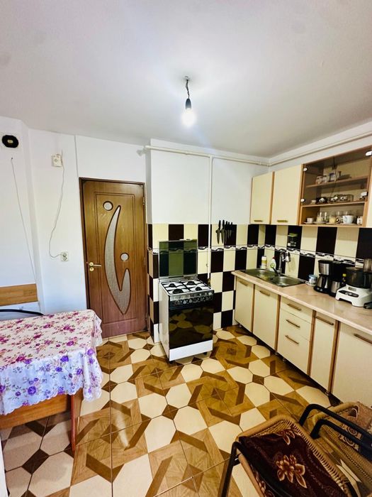 Apartament de vanzarea 3 camere etaj 1 / 4 curtea de arges decomandat