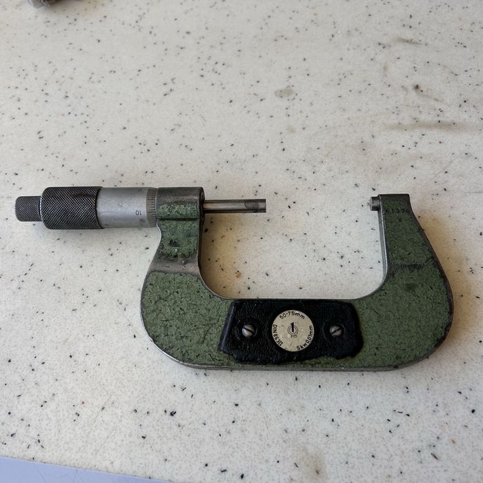 Микрометър с кутия