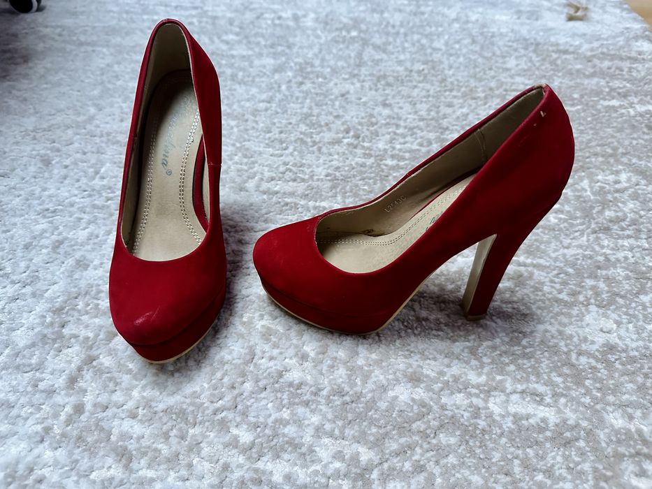 Pantofi rosii cu toc