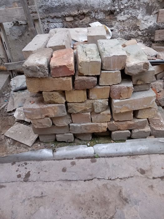 Pishgan gisht sotiladi.