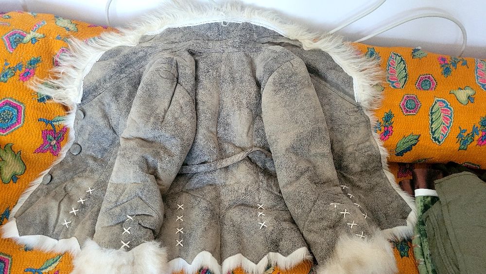 Haină din piele și blană ecologică.