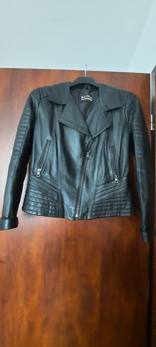 Geaca de piele neagră