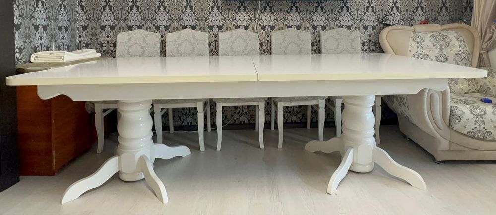 Продам стол гостинную