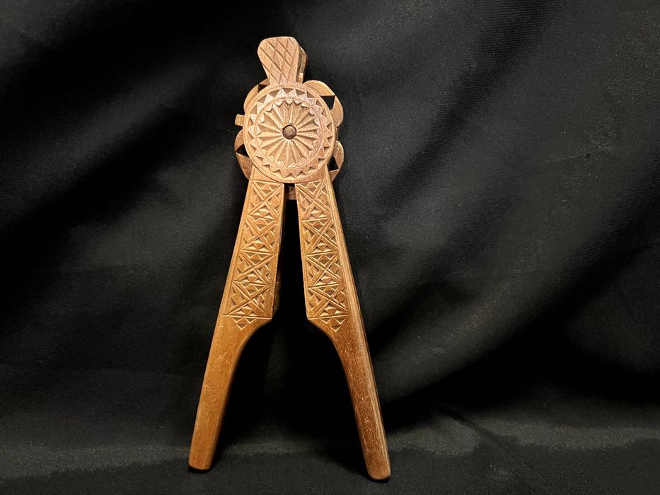 Pereche formată dintr-un cauc și spărgător de nuci