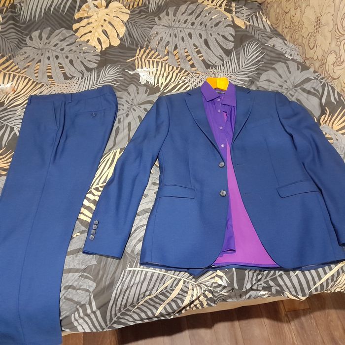 Продам костюм,рубашка в подарок. Размер 48.