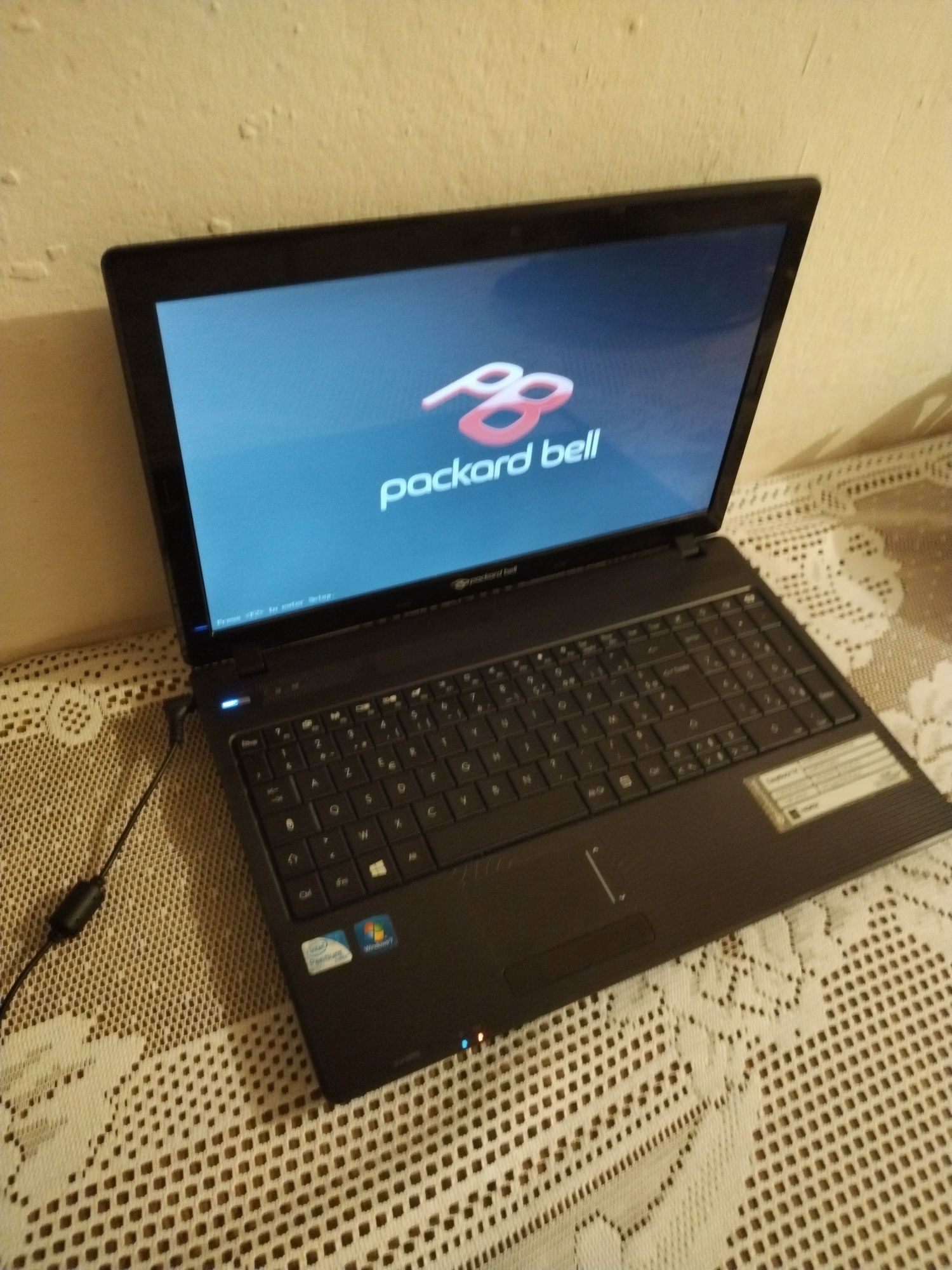 Vând laptop Acer Packard bell