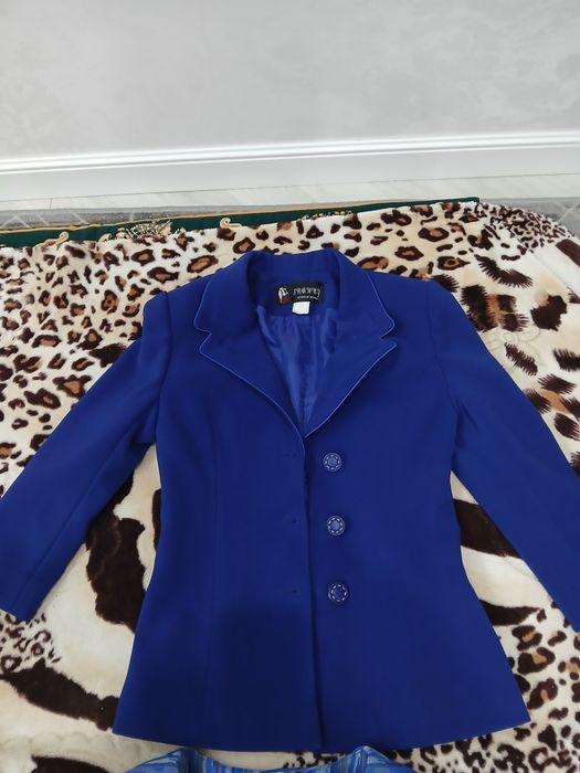 Продаётся женский костюм тройка в хорошем состоянии размер 40/42