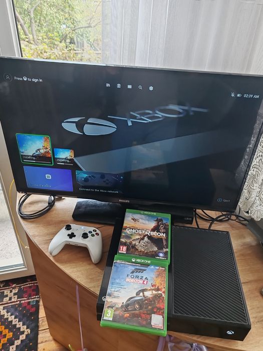 2X Xbox one 500 GB +оригинален безжичен джойстик+2ве хитови игри!