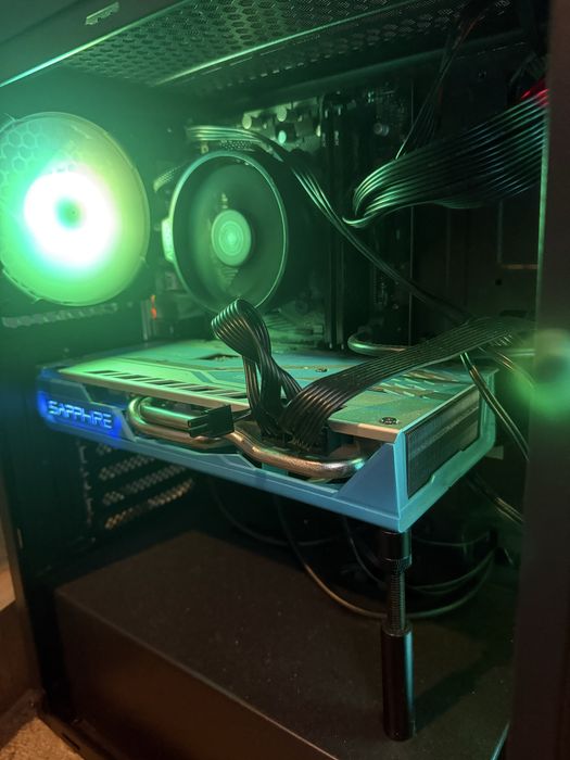 Продавам геймарски компютър с монитор