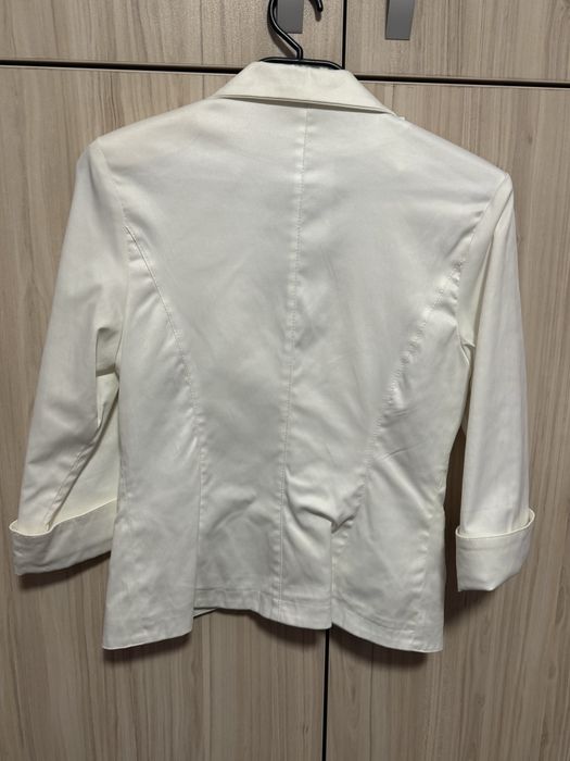 Късо дамско сако от сатен