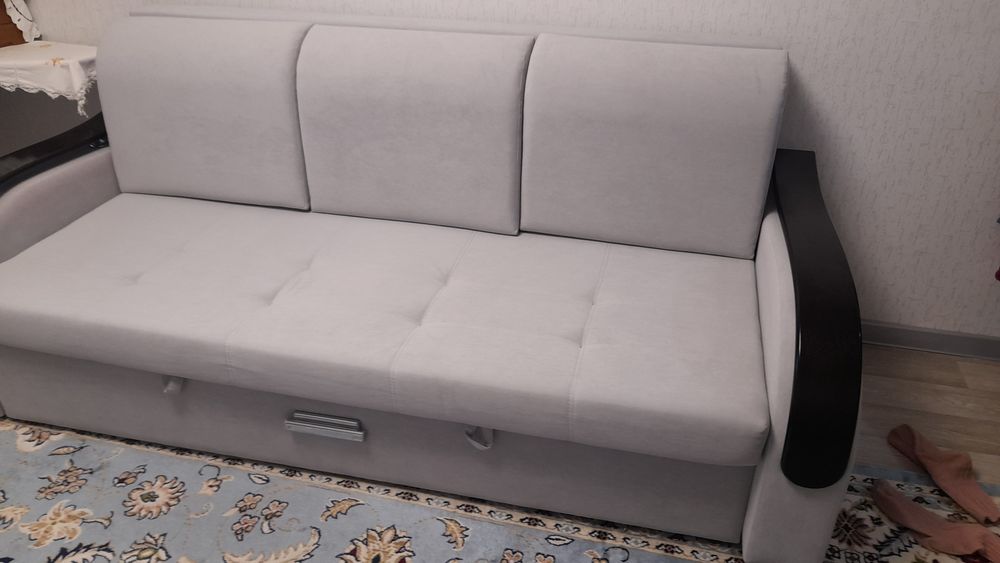 Продаю новый диван.Раскладывается.