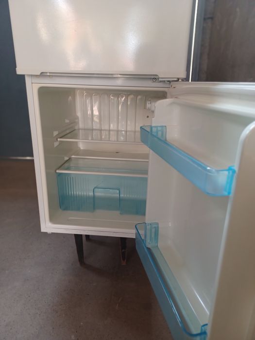 Халадильник 2Х камерный AWIST новый в отличном состояние