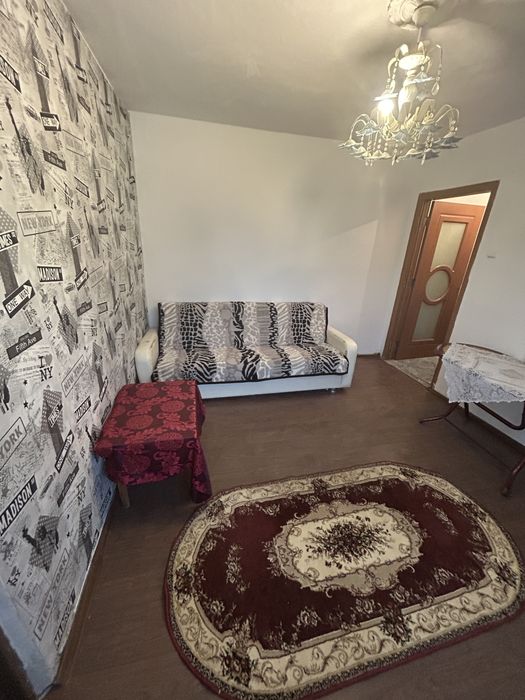 Vand aparatament cu 2 camere semi decomandat