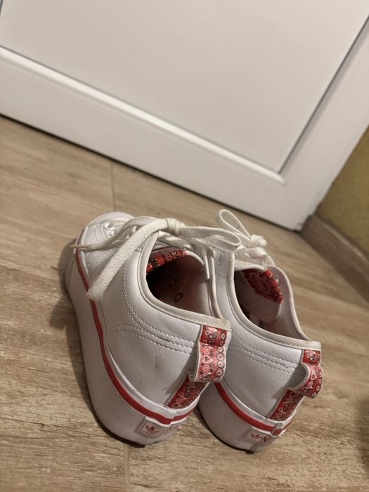 2 чифта обувки от Adidas