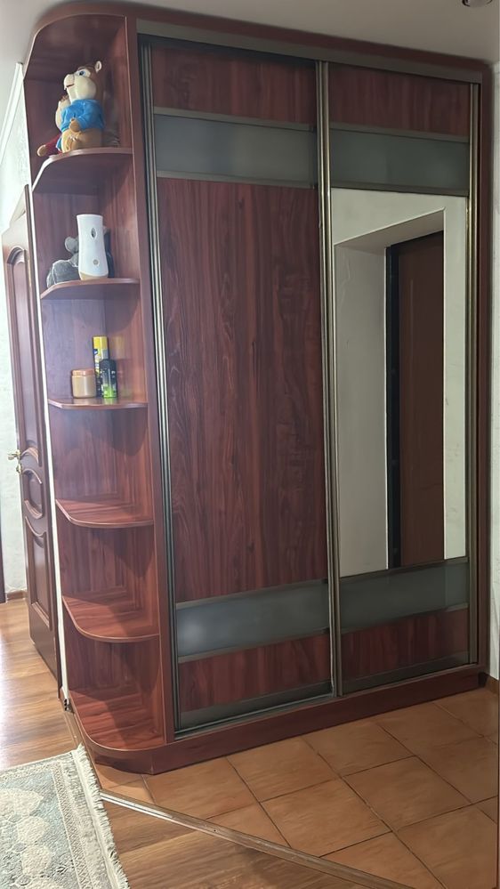 Продаеться прихожая шкаф