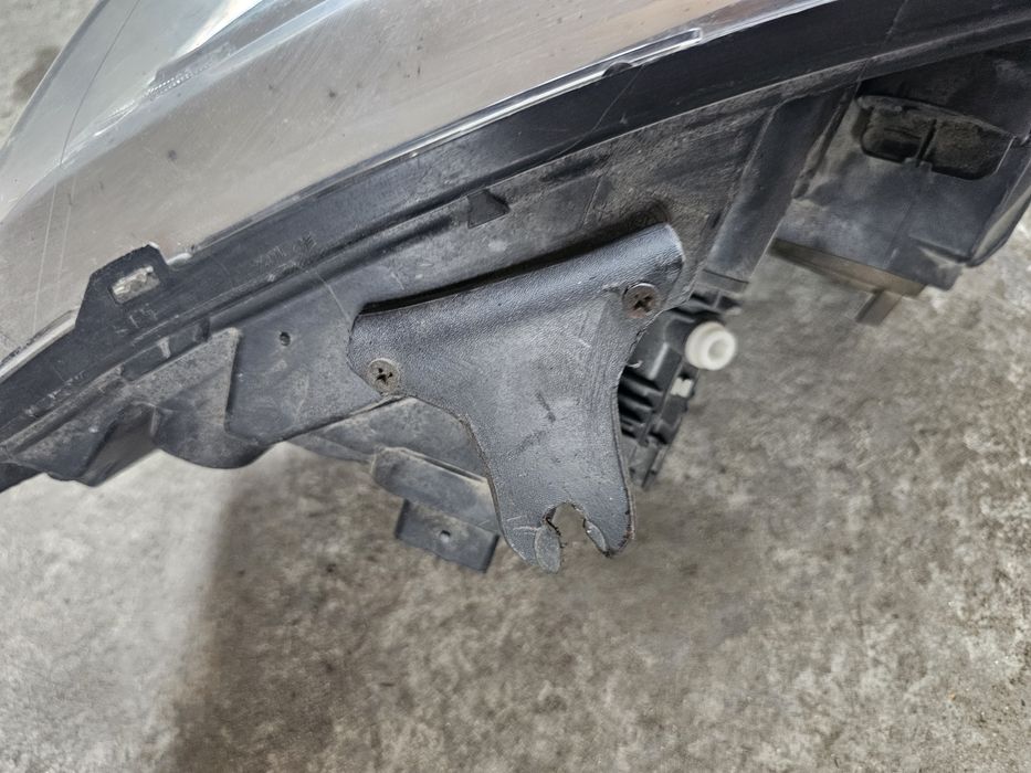 Far stânga  Logan II MCV (2013 - Prezent)