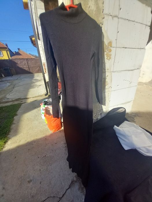 Vând rochie de culoare neagră