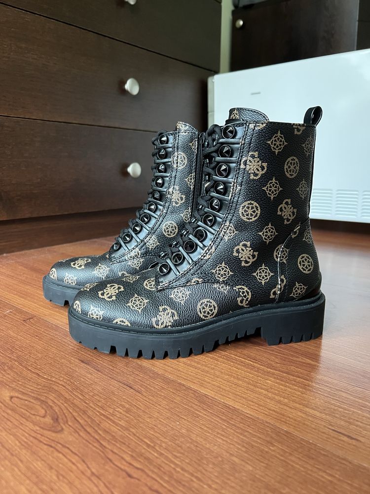 Обувки Guess боти