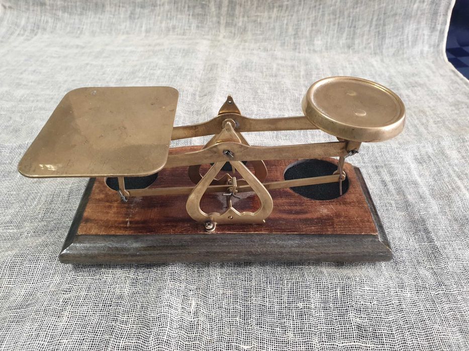 Антична бронзова везна и Порцеланов   буркан за бисквити